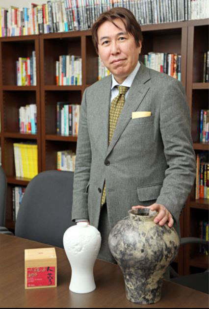 紀藤弁護士と霊感商法商品（壺と人参茶）